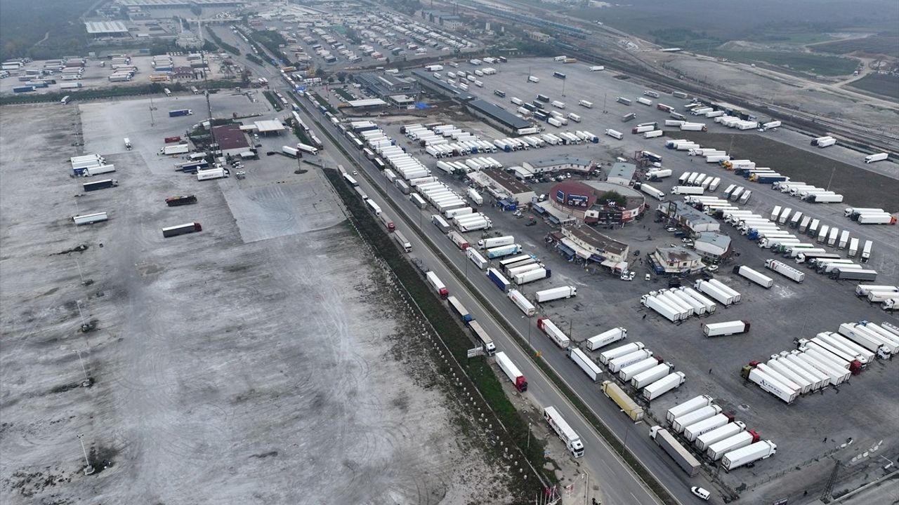 Kapıkule Sınır Kapısı'nda Uzun Tır Kuyrukları Oluştu