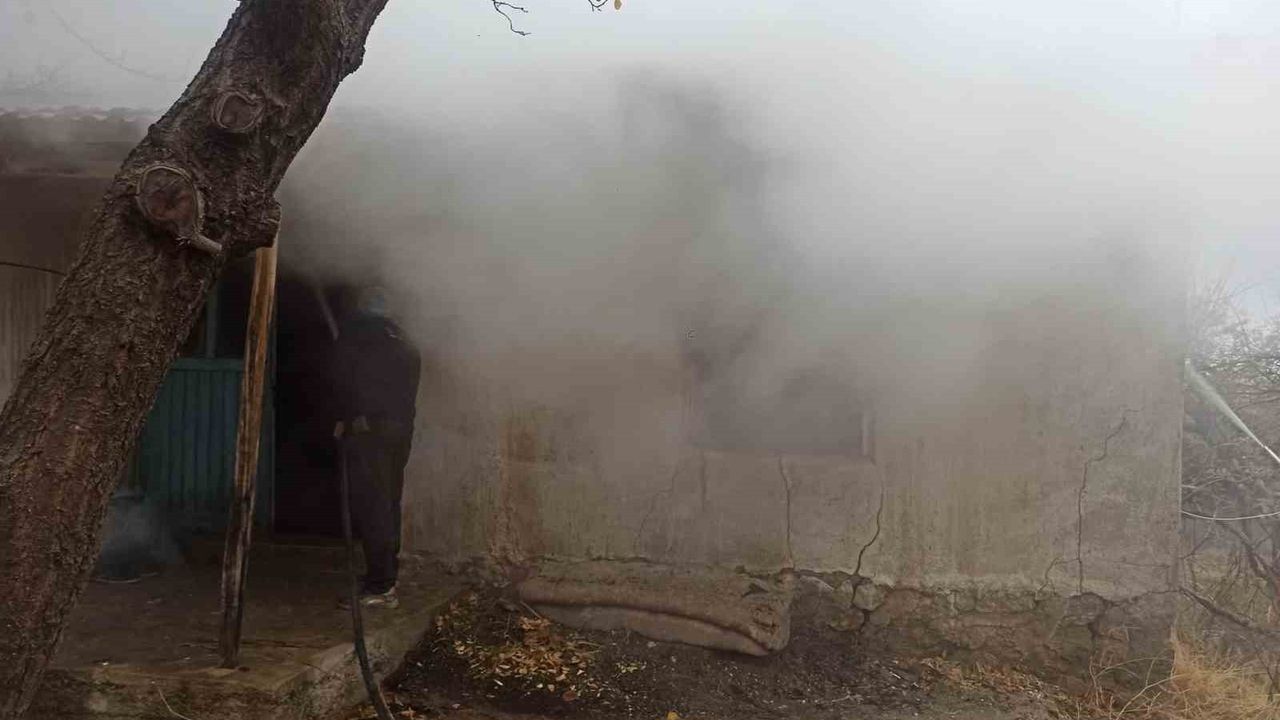 Karaadilli’de ev yangını itfaiyenin müdahalesiyle kontrol altına alındı