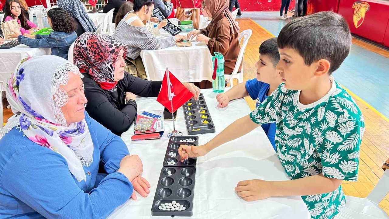Karabağlar'da 'Ailemle Oyun Oynuyorum' etkinliğine yoğun ilgi