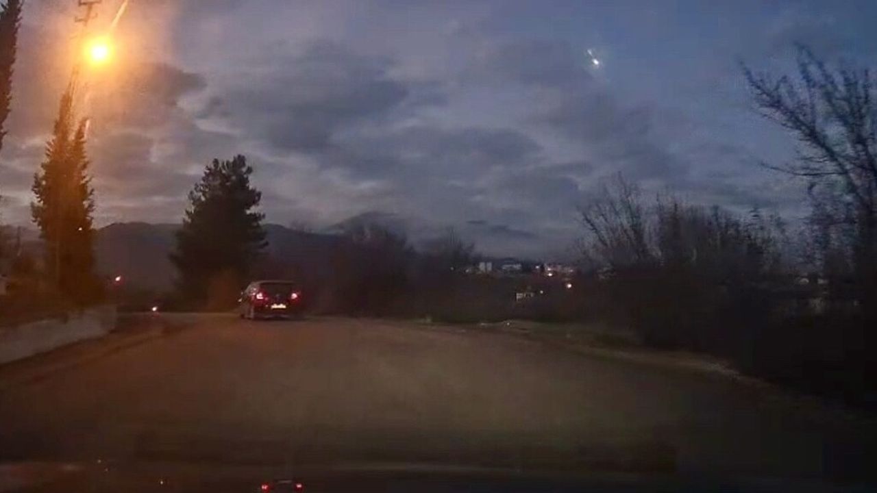 Karabük'te gökyüzünü aydınlatan cisim araç kamerasına yansıdı