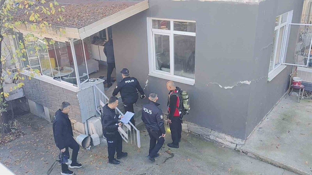 Karabük'te iki katlı evde yangın: 1 kişi dumandan etkilendi