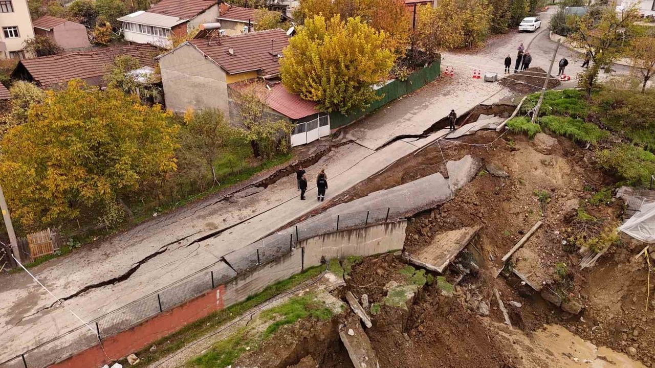 Karabük’te Mehmet Aktif İlkokulu yanındaki yol çöktü — Dron görüntüleri