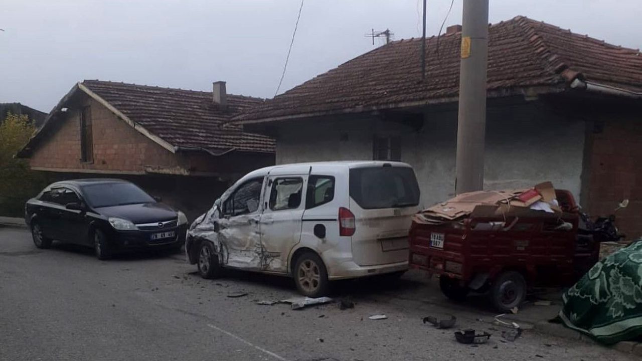 Karabük'te minibüs ve hafif ticari araç çarpıştı: 2 yaralı