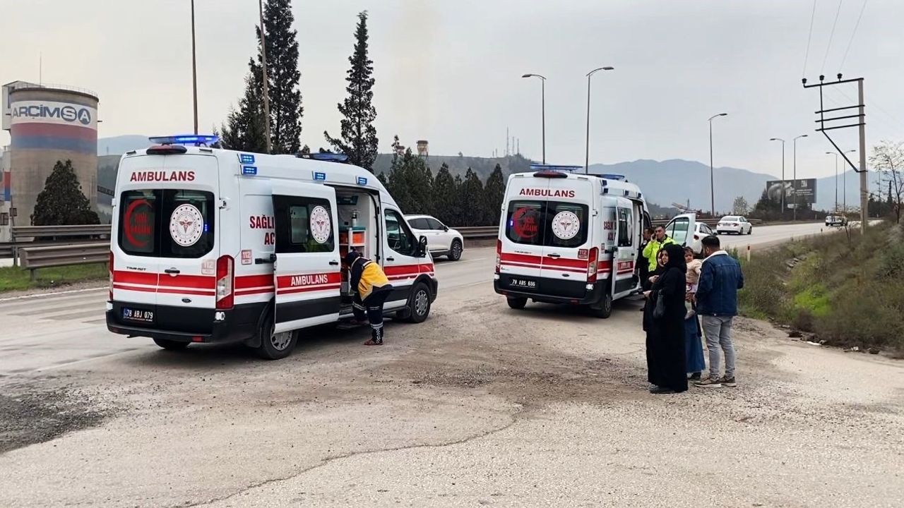 Karabük’te yolcu minibüsü tır dorsesine arkadan çarptı