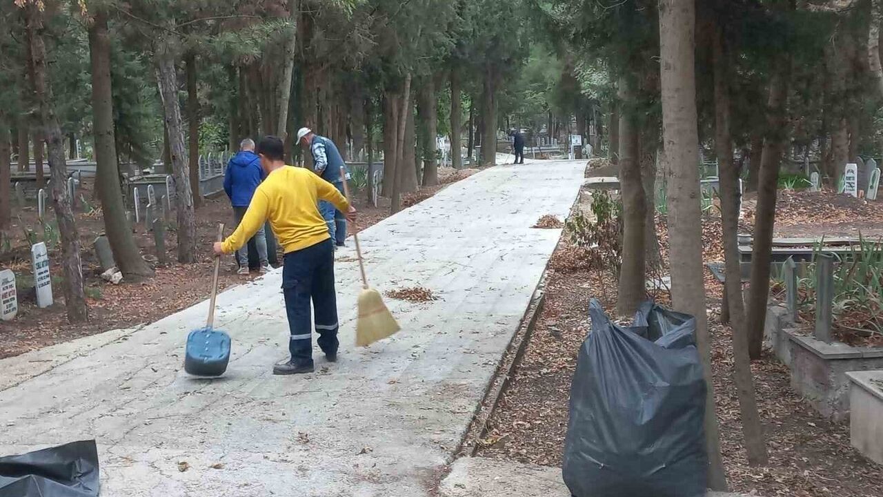 Karacabey'de mezarlıklara özenli bakım: 1 ve 2 Nolu Şehir Mezarlıkları öncelikte
