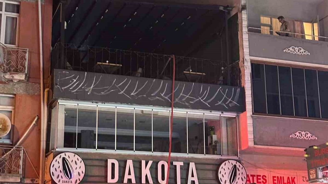 Karacabey'de pelet soba patlaması kafe üst katında yangına yol açtı