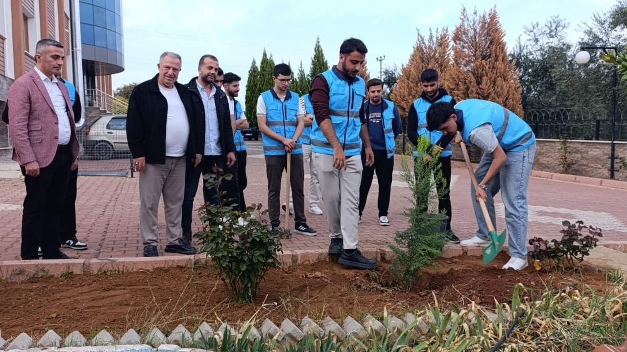 Karacasu Belediyesi KYK Yurdu Bahçesini Yeşillendirdi
