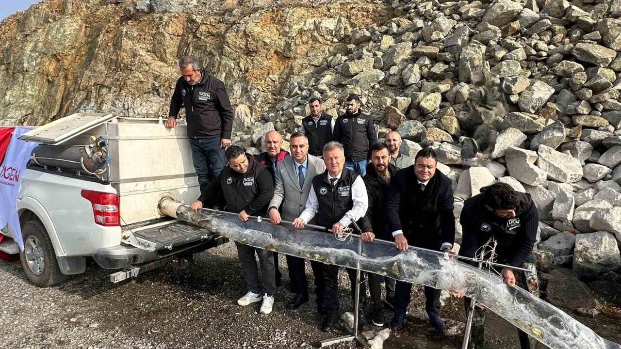 Karakaya Baraj Gölü'ne 420 bin yavru balık bırakıldı