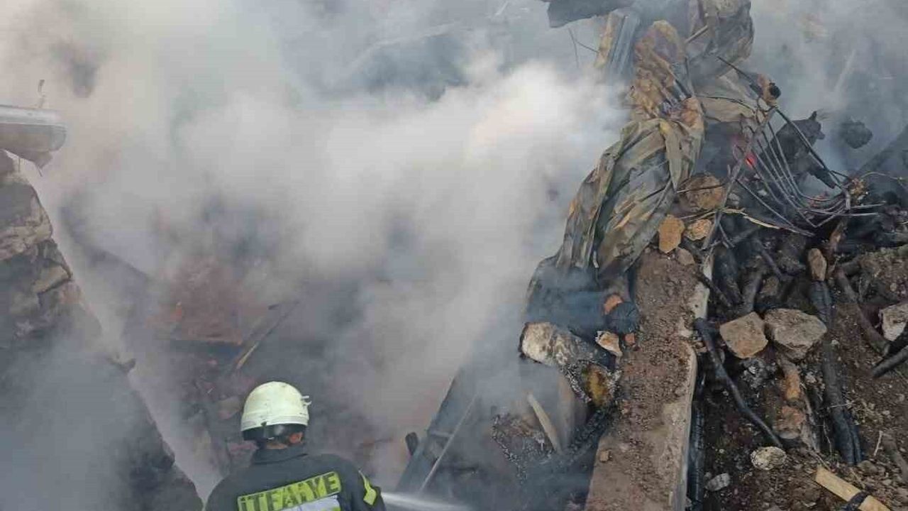 Karaman Çatak'ta ahır yangını iki eve sıçradı