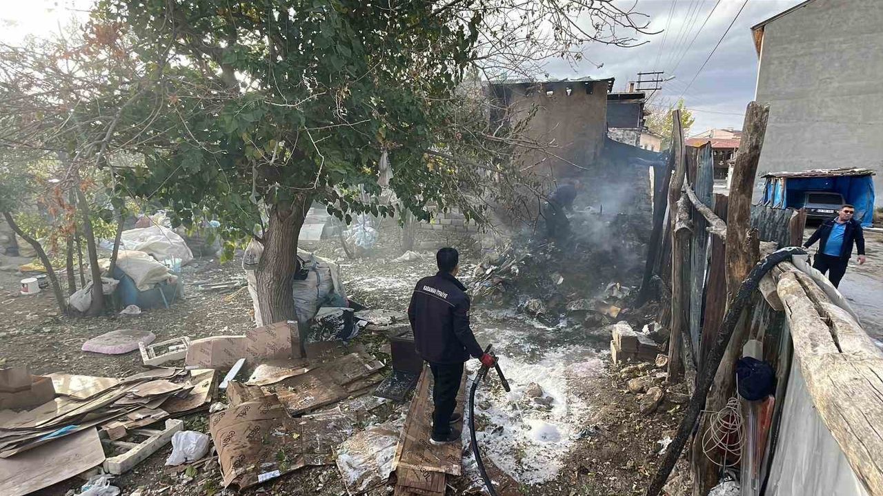 Karaman'da avluktaki atık yangını çatıyı etkiledi; itfaiye hızlı müdahale etti