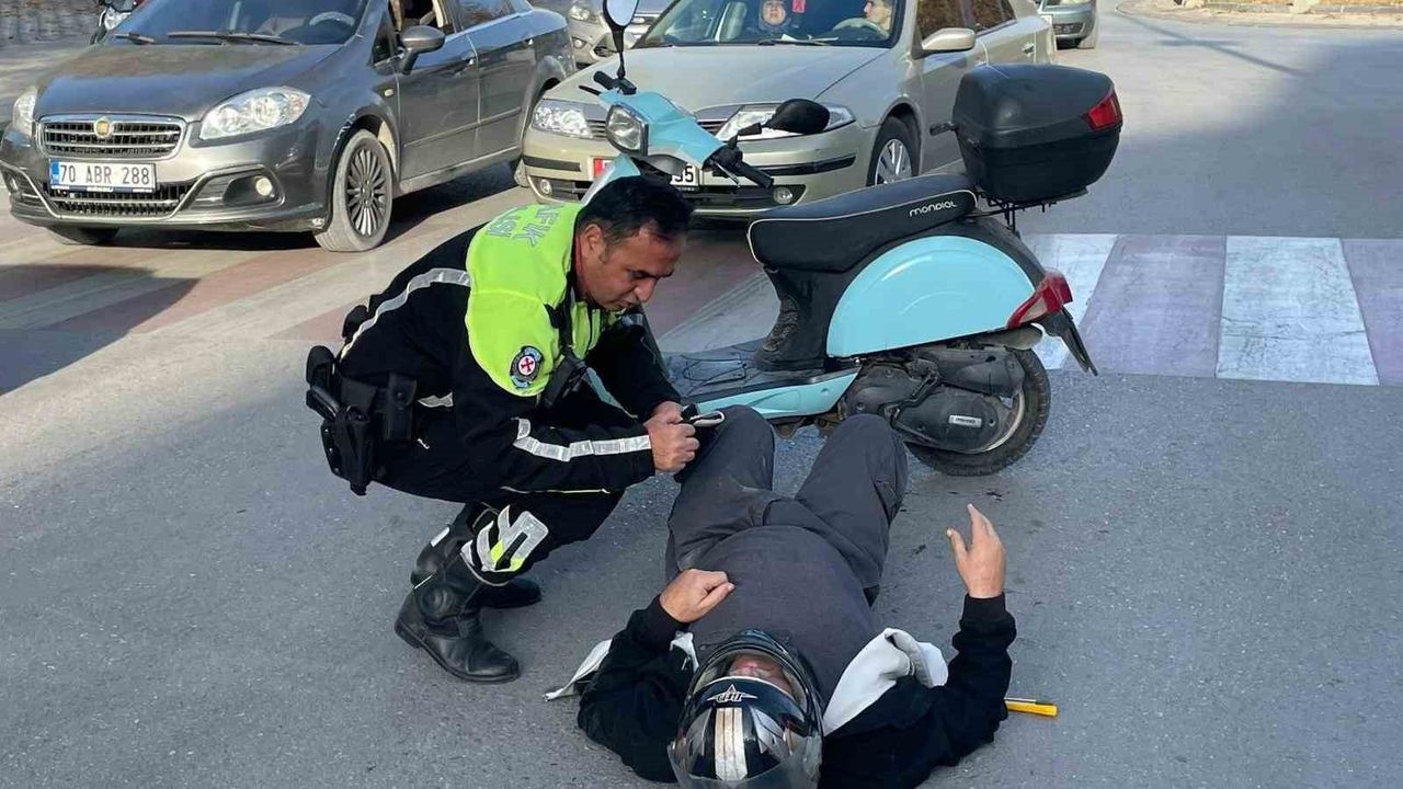 Karaman'da motosiklet-otomobil çarpışması: Polis yaralının başında bekledi