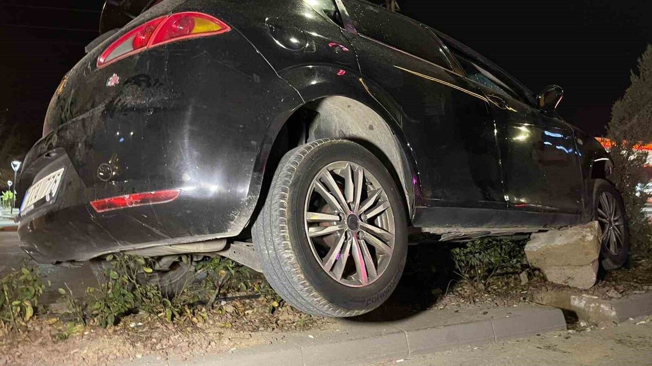 Karaman'da refüje çıkan otomobil askıda kaldı, sürücü yara almadı