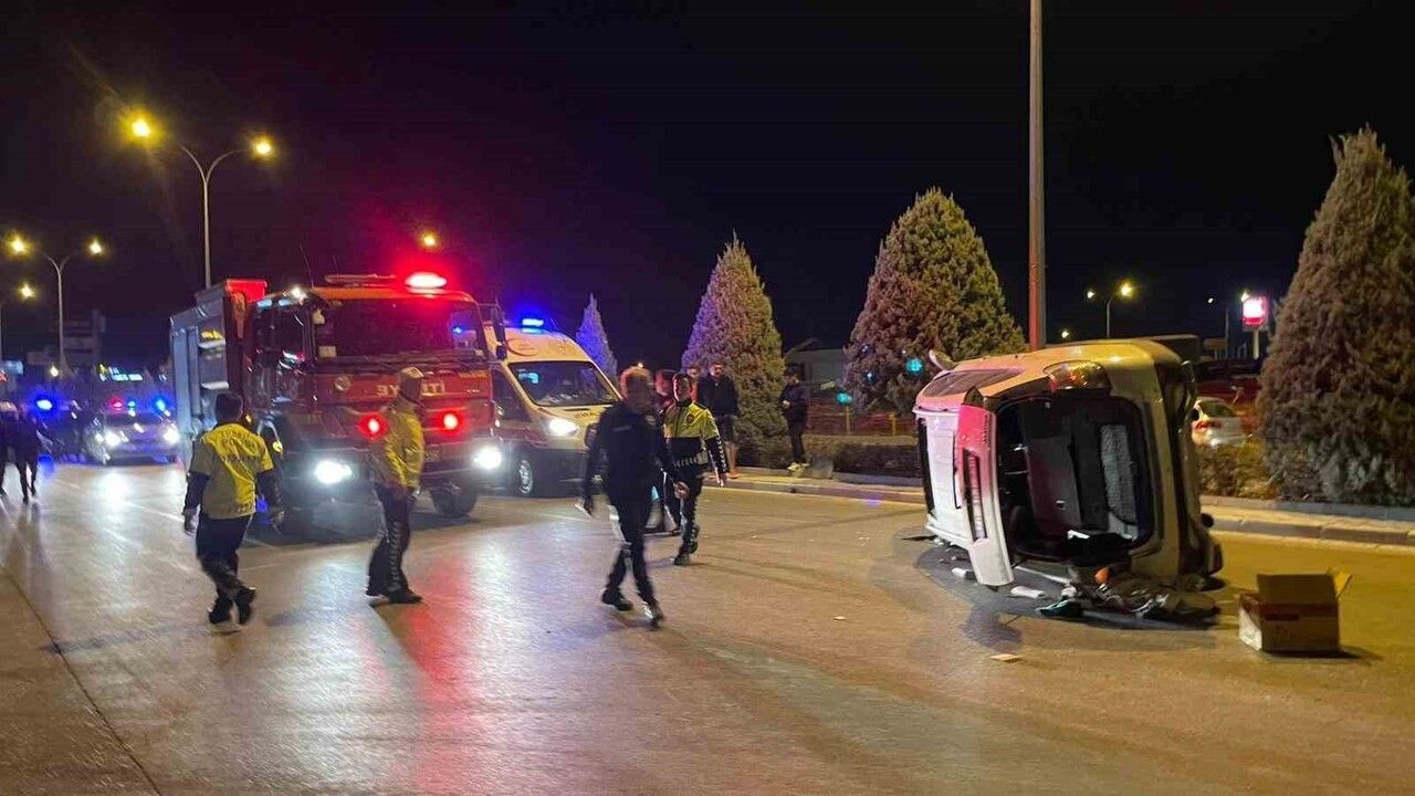 Karaman'da SUV çarpışması: Bir araç devrildi, 2 yaralı