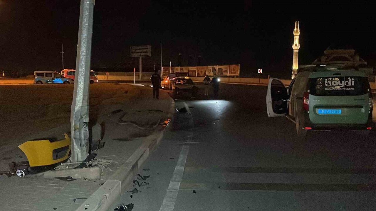 Karaman'da ticari taksi aydınlatma direğine çarptı