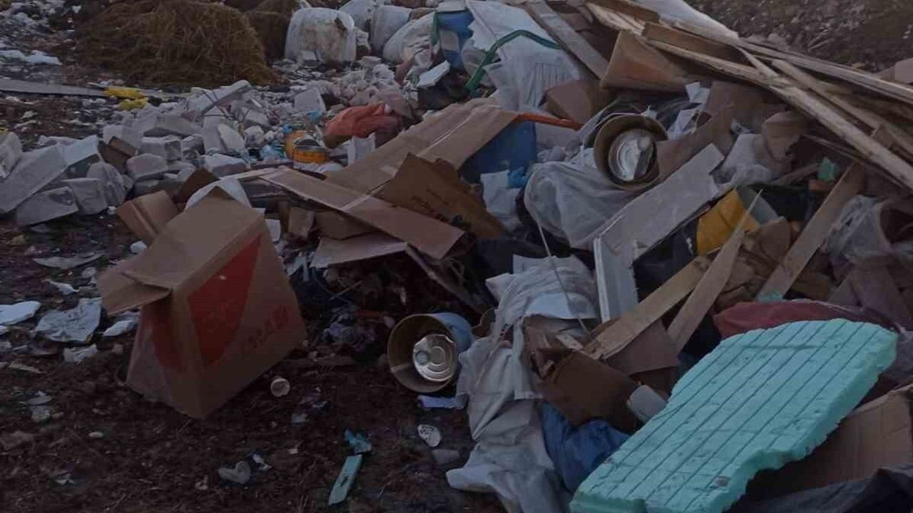 Karamusul Göleti setine atık döküldü, köylüler tepki gösterdi