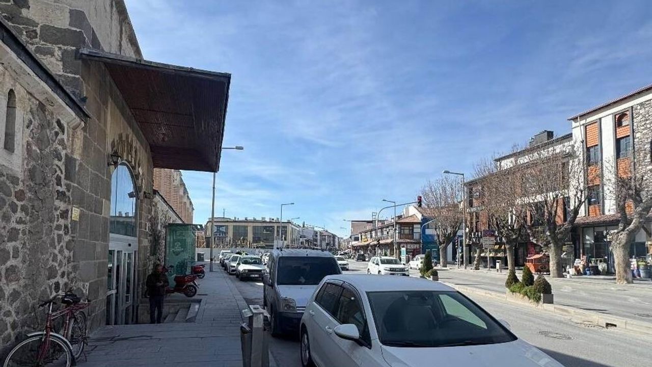 Karapınar'da otobüs durağı önlerine park eden araçlara yönelik sıkı denetim