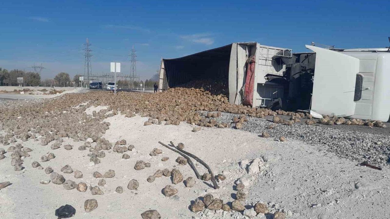 Karapınar'da pancar yüklü tır devrildi: sürücü yaralandı