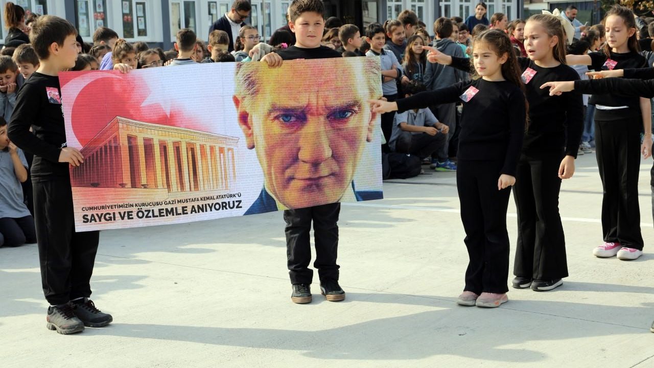 Karasu'da Fatih Sultan Mehmet İlkokulu'nda duygusal 10 Kasım anma programı