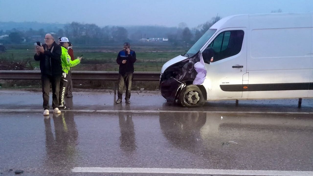 Karasu'da otomobil ile minibüs çarpıştı: 4 yaralı