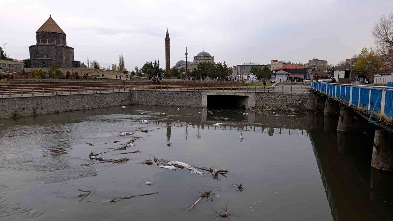 Kars Çayı alarm veriyor: Bedesten bölgesinde atık sorunu