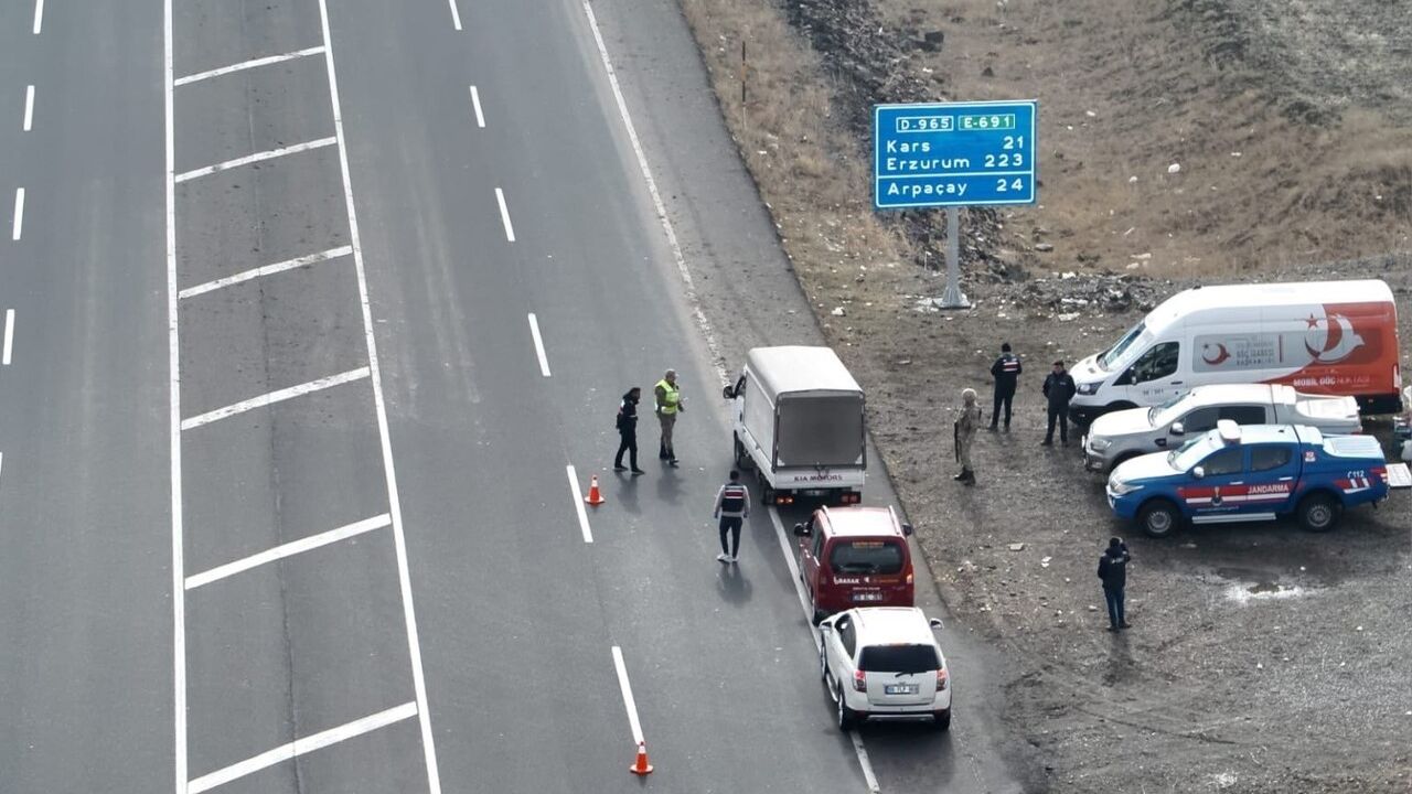 Kars'ta düzensiz göçle mücadele kapsamında huzur ve güven uygulaması