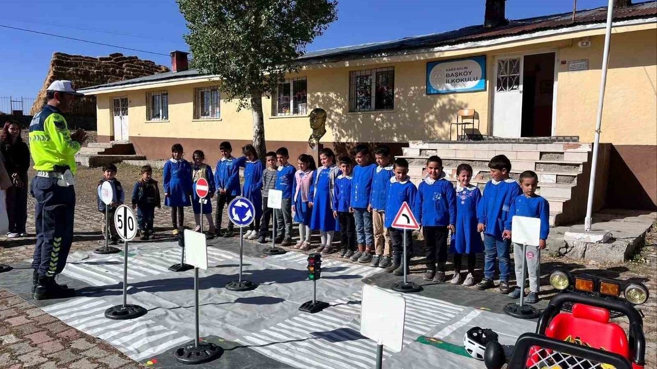 Kars’ta jandarma öğrencilere trafik ve bisiklet güvenliği eğitimi verdi
