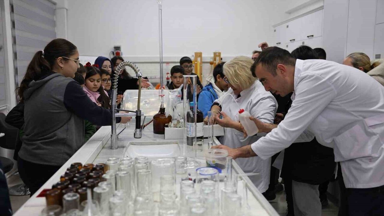 Kars’ta öğrenciler Toprak ve Sulama Suyu Analiz Laboratuvarı’ndaki süreçleri yerinde inceledi