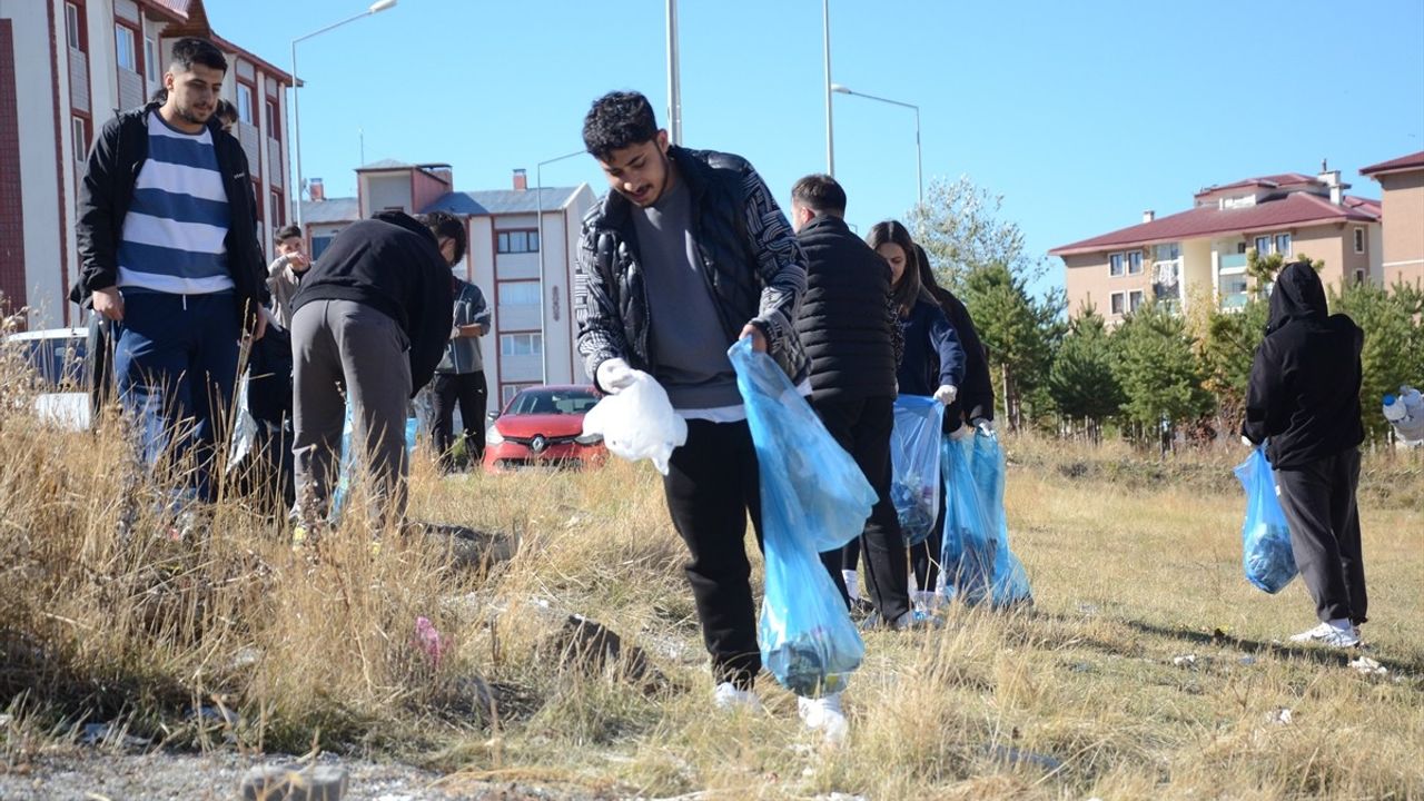 Kars'ta Öğrencilerden Çevre Temizliği