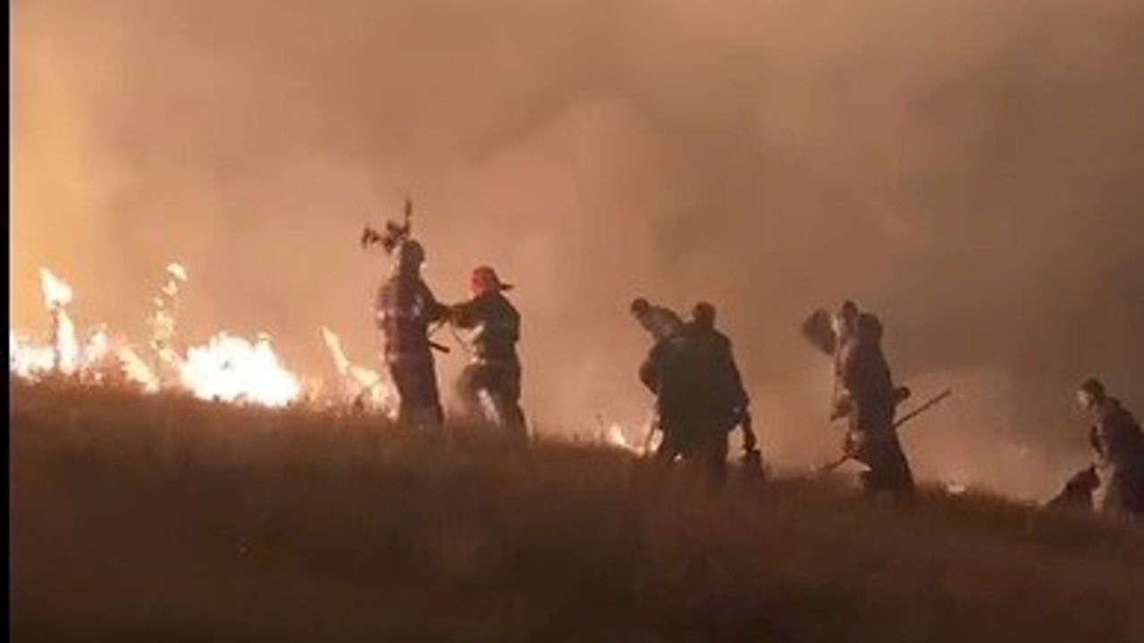 Kars’ta sınırda örtü yangını Süngüdere'ye ulaştı