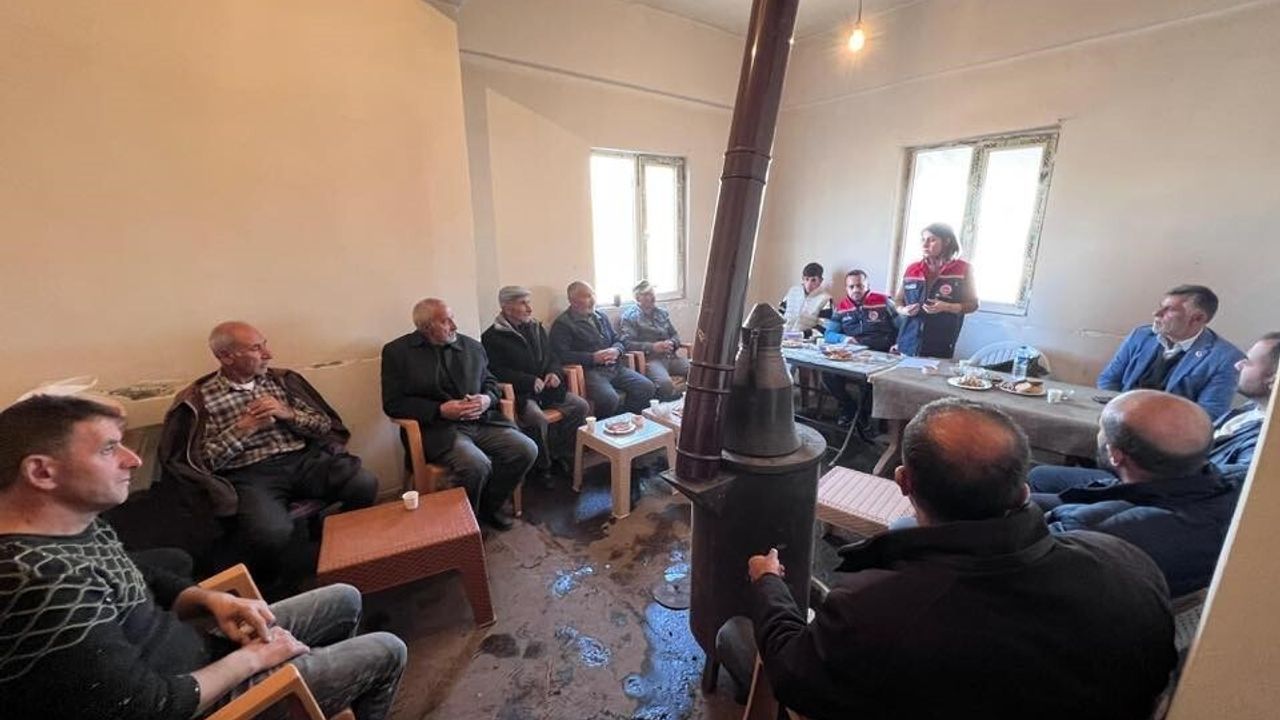 Kars'ta üreticilere buzağı bakımı eğitimi