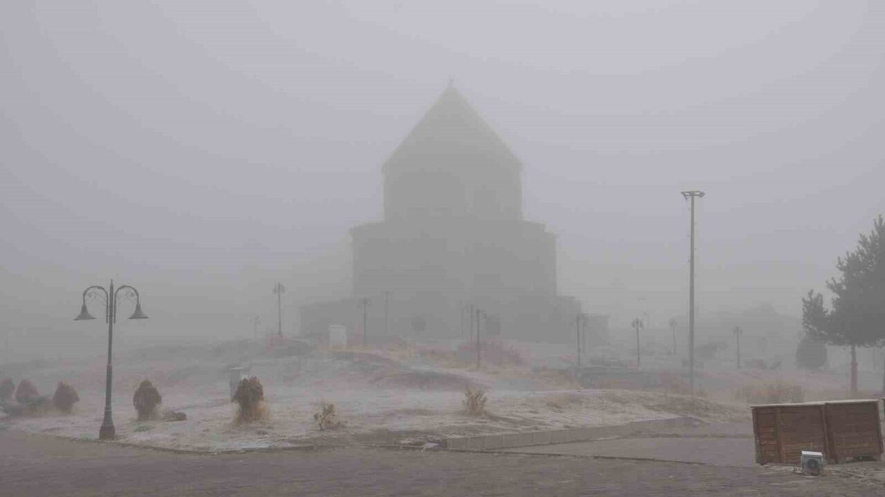Kars'ta yoğun sis görüş mesafesini 5 metreye düşürdü