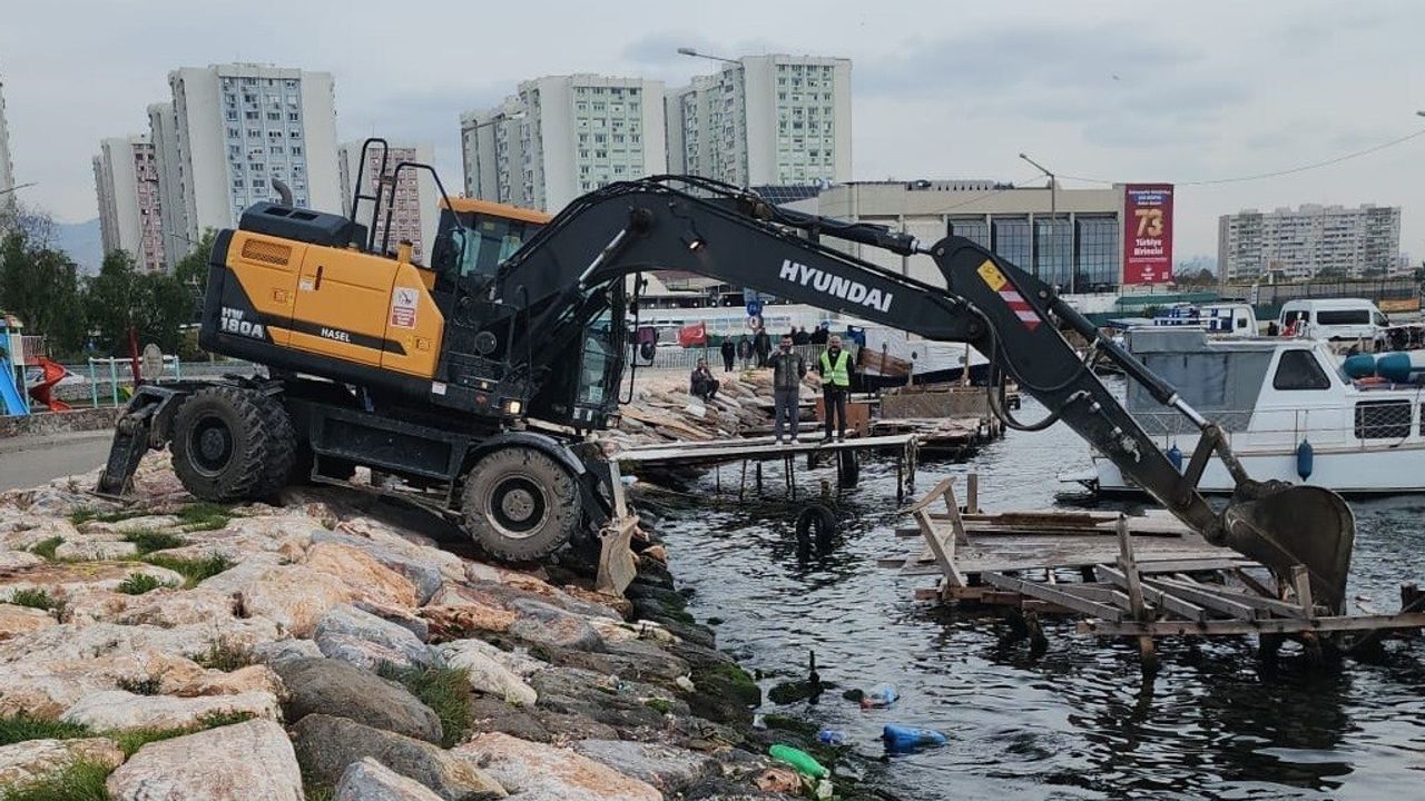 Karşıyaka sahilindeki izinsiz iskele ve platformlar yıkılıyor