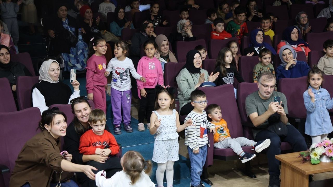 Kartepe'de büyükler ve küçüklere tiyatro şöleni