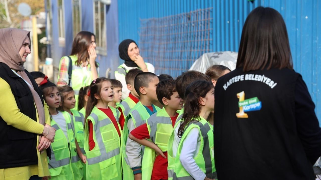 Kartepe'de ilkokul öğrencilerine geri dönüşüm eğitimi
