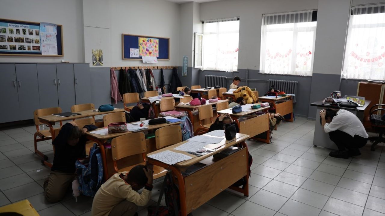 Kartepe'de ilkokullarda afet bilinci eğitimi ve tatbikatı