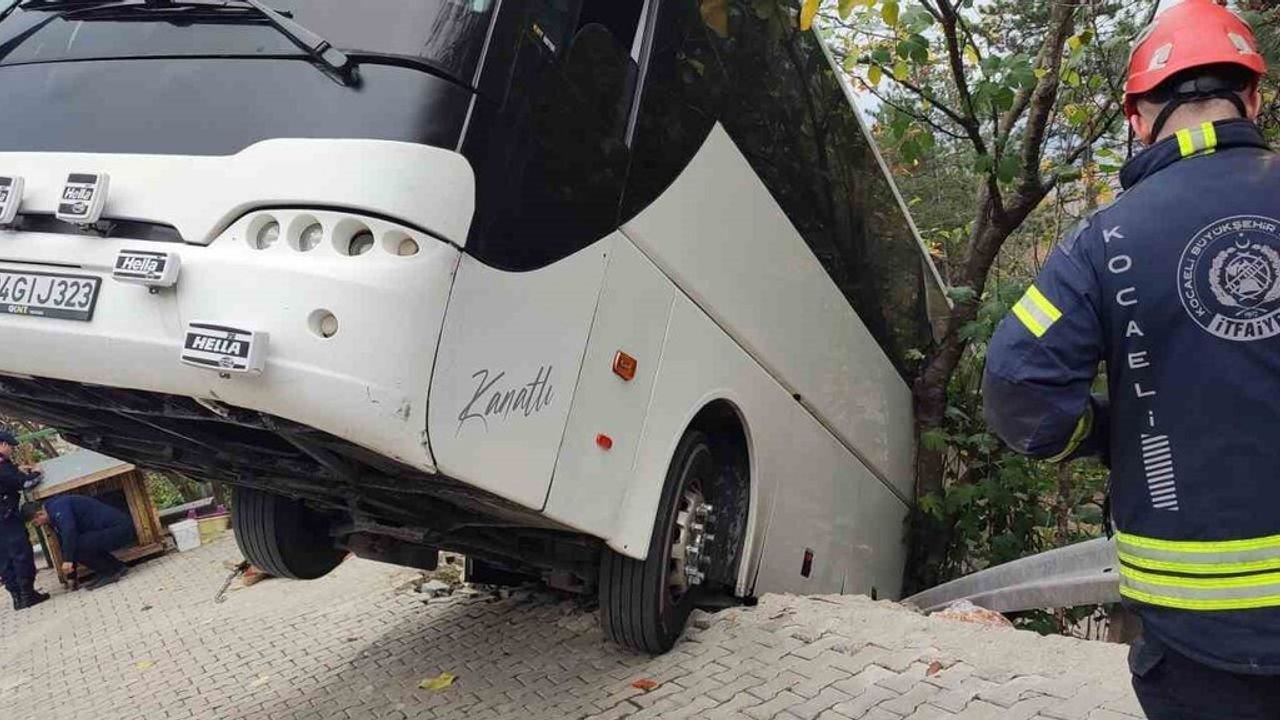 Kartepe'de park halindeki tur otobüsü şarampole düştü