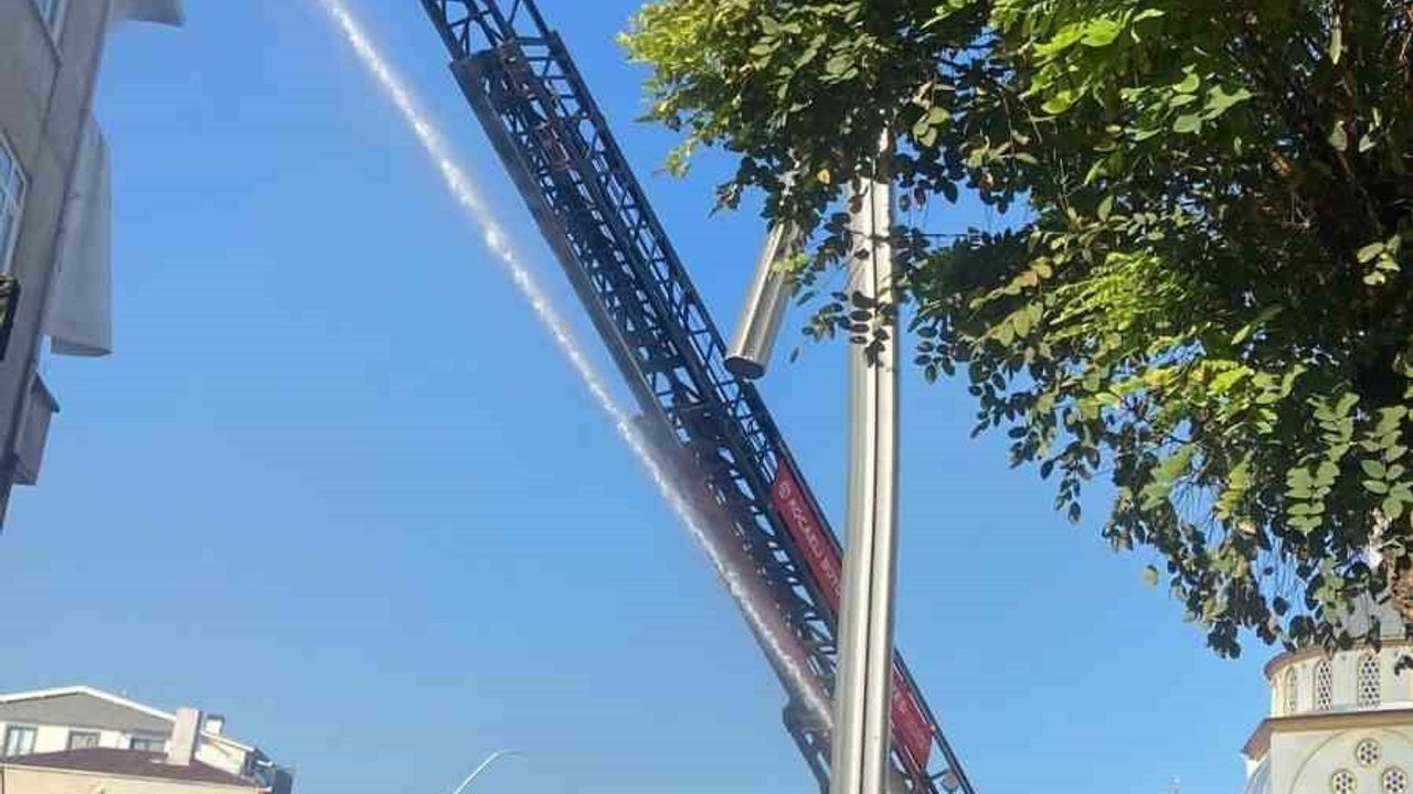 Kartepe'de üst kattaki dairede yangın: itfaiye kısa sürede müdahale etti