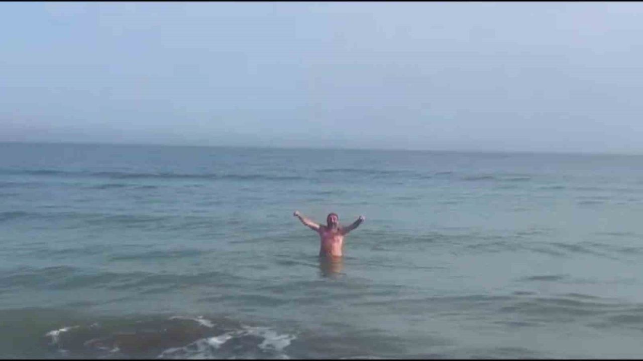 Kasım'da Samsun sahilinde denize girme keyfi