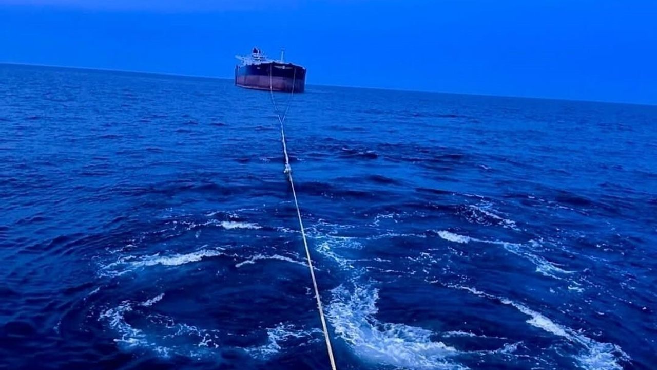 Kastamonu açıklarında hasar gören 'Virat' gemisi Türkeli Demir Sahası'na çekiliyor