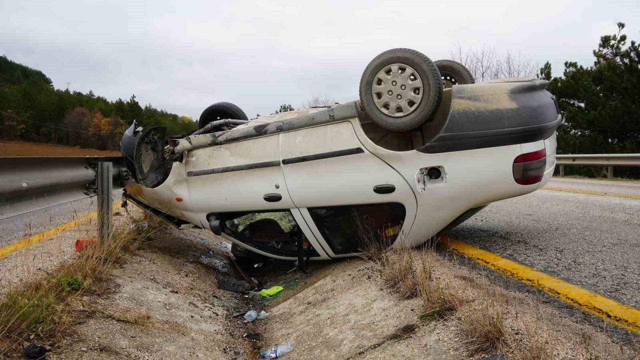 Kastamonu'da takla atan otomobil alev aldı: 2 yaralı