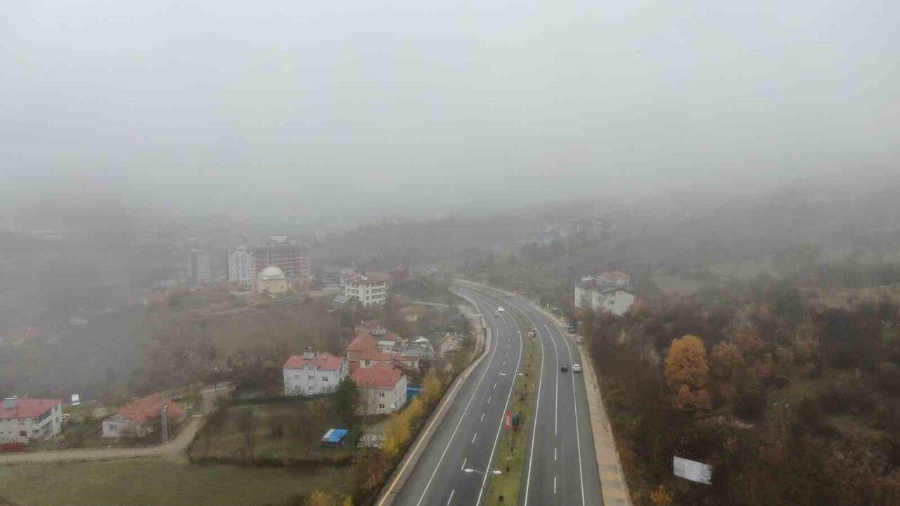 Kastamonu'da Yoğun Sis Trafikte Görüşü 50 Metreye Düşürdü