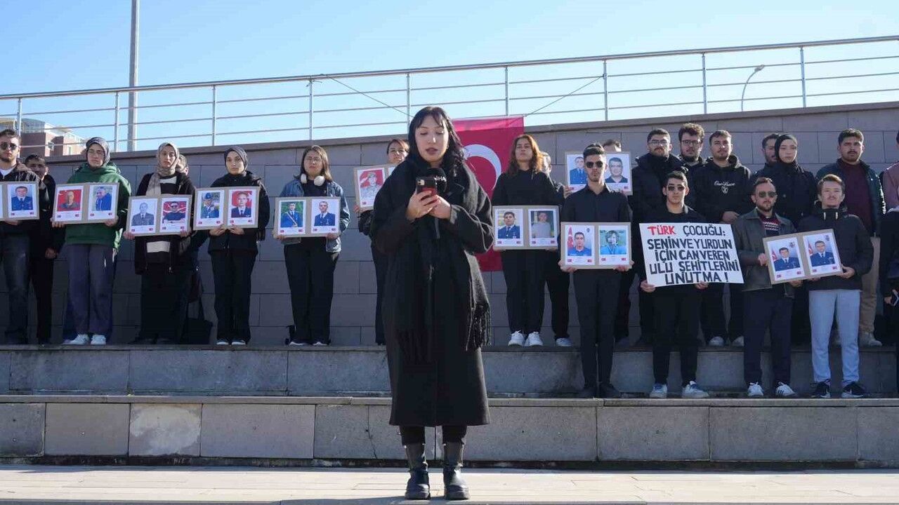 Kastamonu Üniversitesi öğrencileri şehitleri dualarla andı