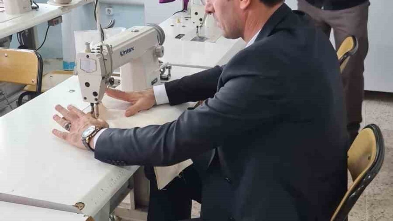 Kaymakam Halil Dalak, öğrencilerle atölyede üretime katıldı