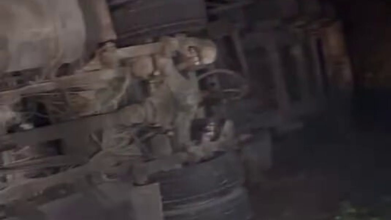 Kaynarca'da kamyon elektrik direğini devirdi, mahalle elektriksiz kaldı