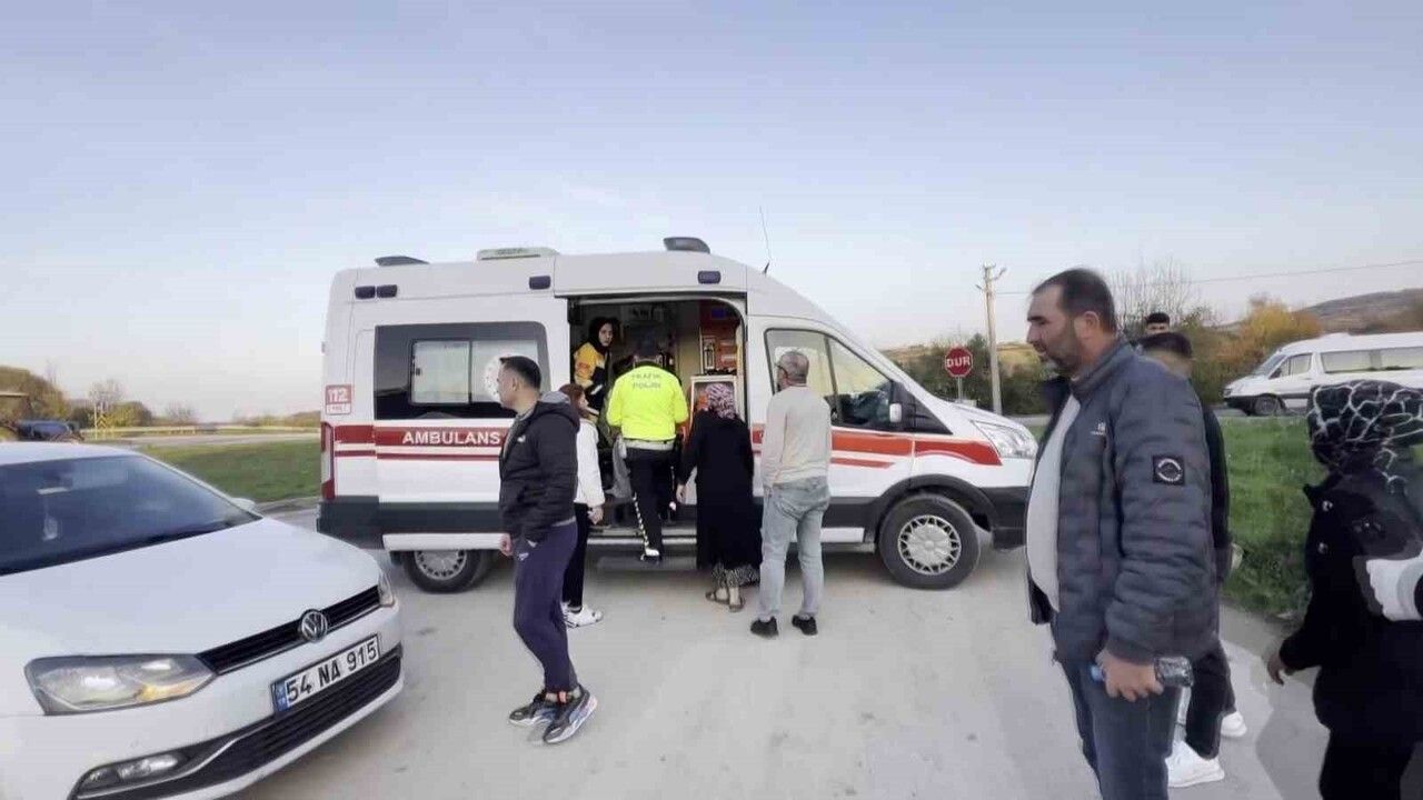 Kaynarca'da otomobil ile motosiklet çarpıştı: 2 kadın yaralandı