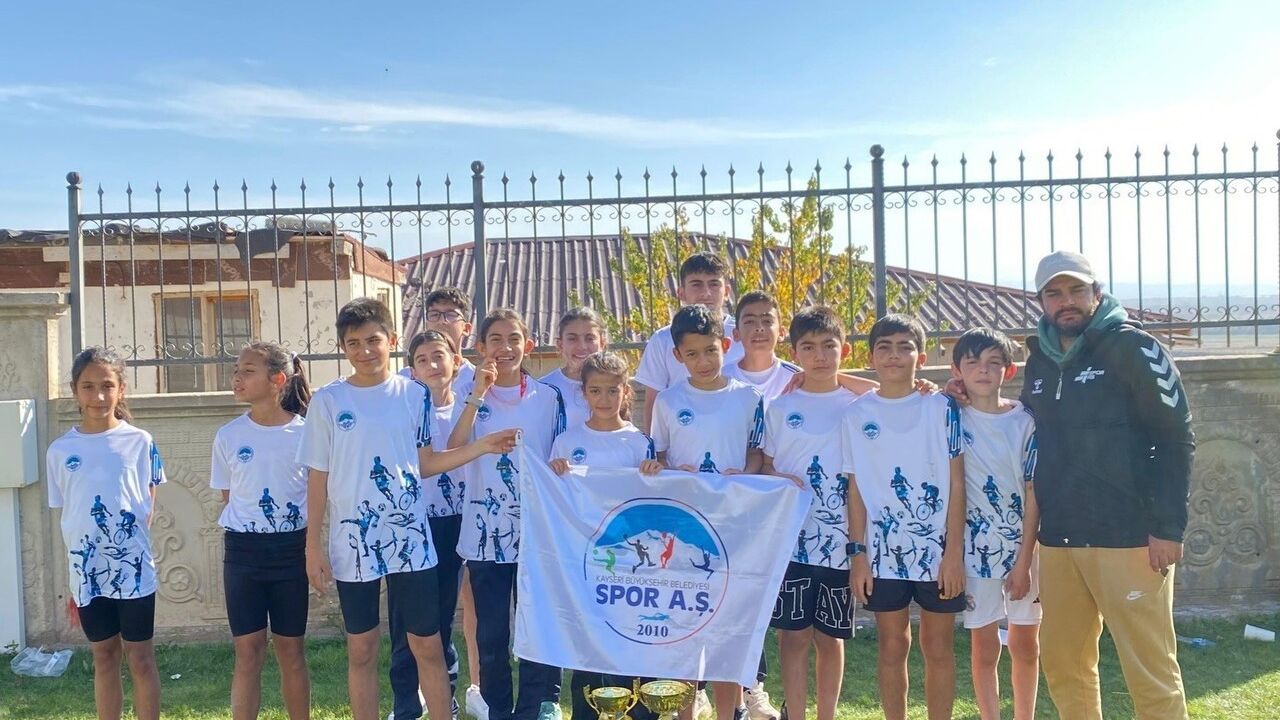 Kayseri Büyükşehir Belediyesi Spor A.Ş. Niğde Kros Yarışlarından Madalyalarla Döndü