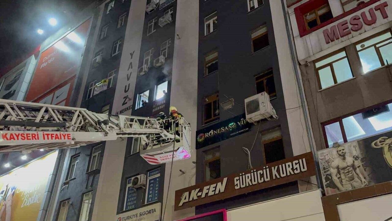 Kayseri'de 7 katlı iş merkezinin 2'nci katında yangın söndürüldü