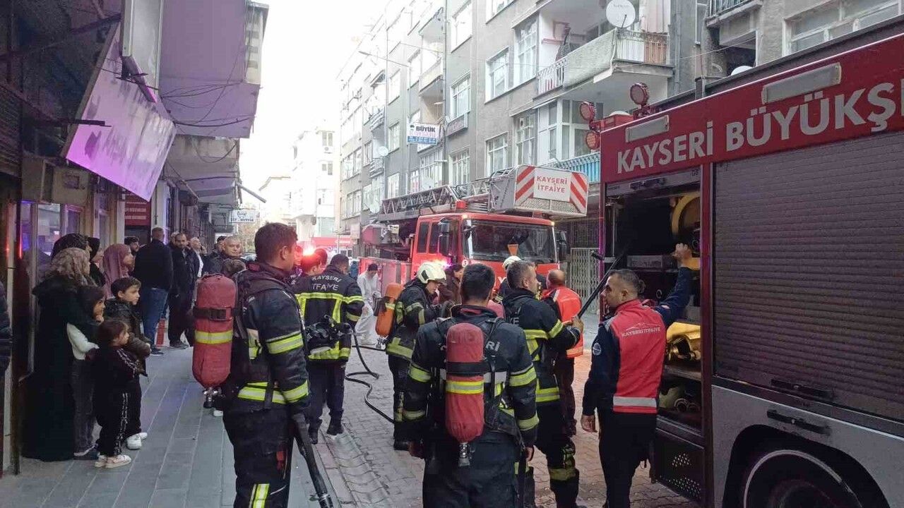 Kayseri'de apartman koridorunda çıkan yangın söndürüldü