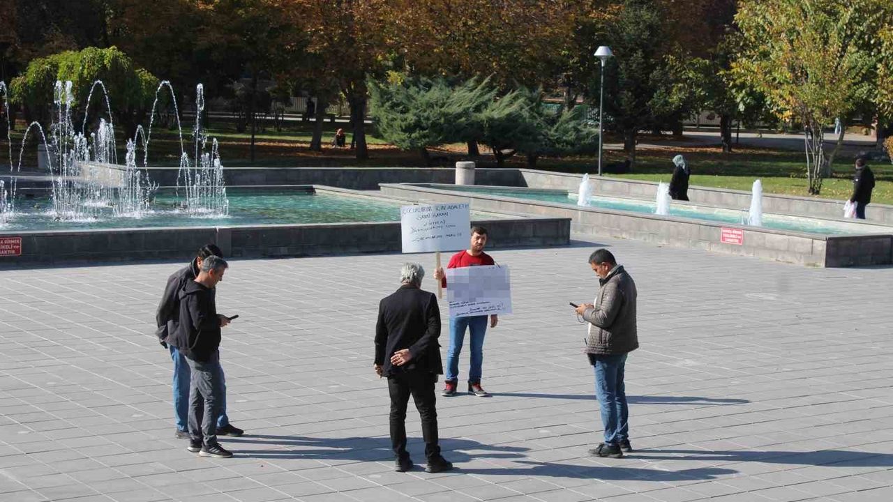 Kayseri'de boşanma davası süren baba parkta tek kişilik eylem yaptı