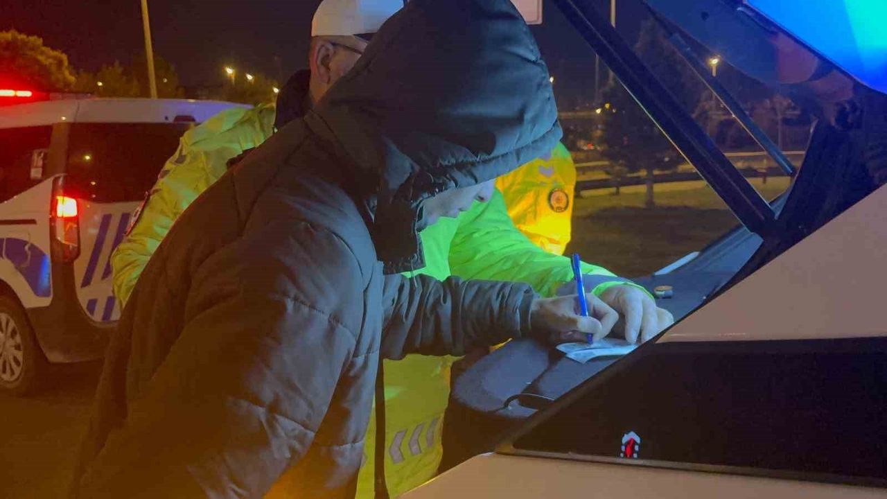 Kayseri'de direksiyon başında uyuyan sürücü kaldırıma çıktı, 1.74 promil alkollü bulundu